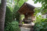 Outdoor-Küche - Individuelles Architektenhaus mit Wellnessbereich, Innenpool in ruhiger Lage m. parkähnlichem Garten